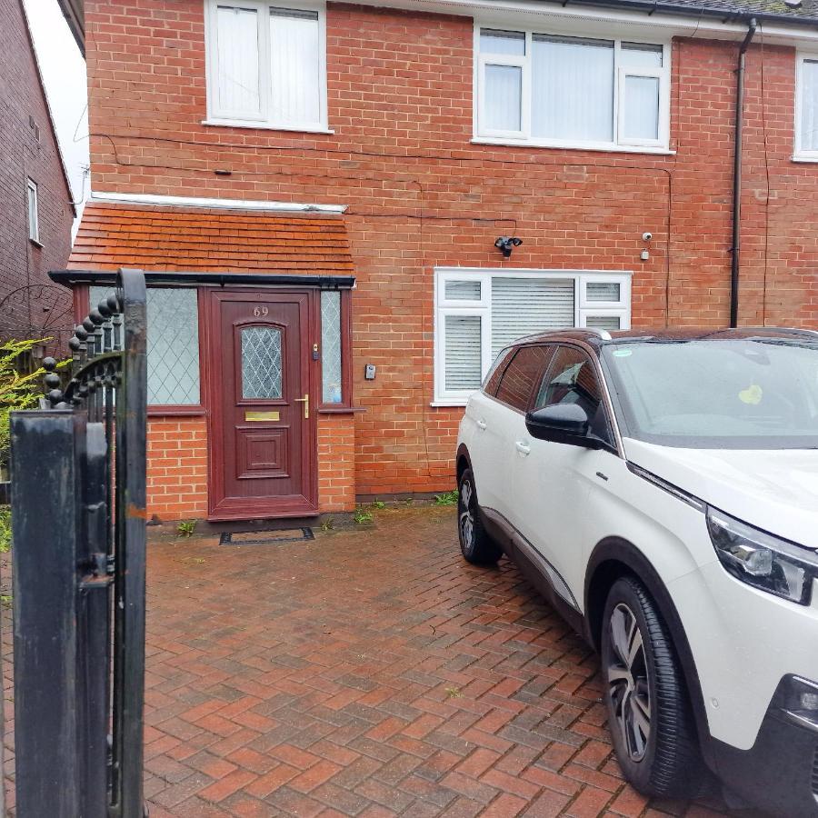 Delightful & Spacious Guest House In Farnworth Near Bolton Hospital Exterior foto
